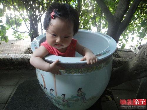 印度小孩吃瓜搞笑,萌态百出引网友爆笑