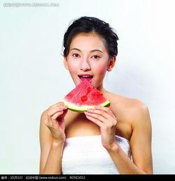 乌克兰美女吃瓜图片,揭秘网红美食背后的故事