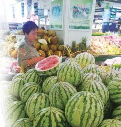 东东和富贵吃瓜,吃瓜背后的欢乐时光