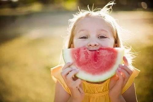 捧瓜小孩可以吃吗,揭秘瓜果安全与儿童食用指南