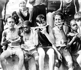 吃瓜集体拍照,集体吃瓜留影，共享欢乐时光